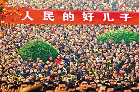 解放軍中尉跳水救人犧牲 數(shù)萬人握菊花相送(圖)