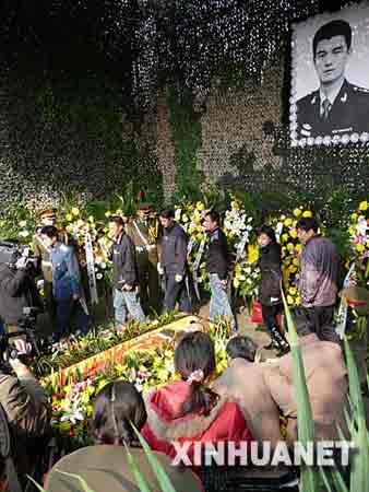 解放軍中尉跳水救人犧牲 數(shù)萬人握菊花相送(圖)