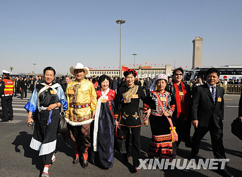 3月3日,全國政協委員抵達天安門廣場。 3月3日,中國人民政治協商會議第十一屆全國委員會第一次會議在北京人民大會堂開幕。 新華社記者高潔攝