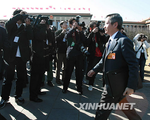 3月3日,攝影記者在北京人民大會堂前采訪拍攝剛剛抵達的全國政協委員。 3月3日15時,中國人民政治協商會議第十一屆全國委員會第一次會議將在北京人民大會堂開幕。 新華社記者 尹棟遜 攝