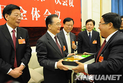 3月6日,中共中央政治局常委、國務(wù)院總理溫家寶參加十一屆全國人大一次會議甘肅代表團(tuán)的審議。這是來自甘肅隴南的代表發(fā)言后向溫家寶介紹我國唯一具備規(guī)模的油橄欖產(chǎn)區(qū)的產(chǎn)品。 新華社記者李學(xué)仁攝