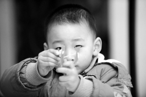 “敬禮娃娃”:不吃棒棒糖 省錢買房子