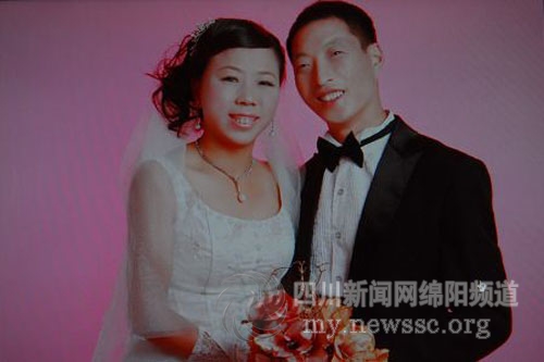 張建軍、母賢碧的婚紗照