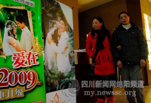 張建軍、母賢碧走進婚紗影樓