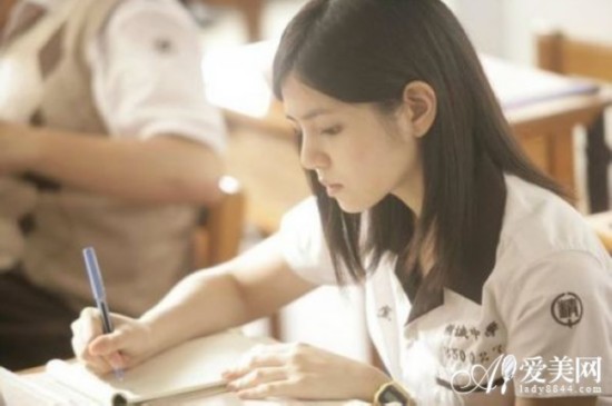  ͬ��������ӳ �ܶ����������(gu��)У��Ů��